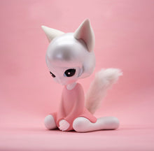 Load image into Gallery viewer, Yosuke Ueno- “Lily the Kit”