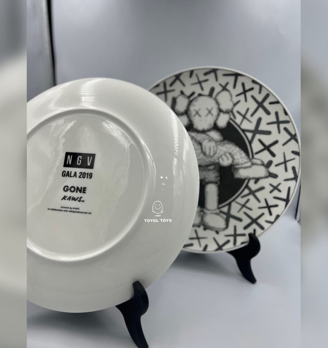 KAWS - NGV GALA Plates (White & Black) (Complete set of 2) – Toyol
