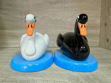 Load image into Gallery viewer, Cesar Piette - Swan (White, Black, Paperweight, set of 2)
