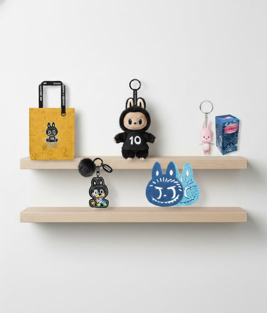 Kasing Lung - The Monsters 10th Anniversary Set A
(Tote Bag, Vinyl Plush, Key Chain, Acrylic Pendant, Labubu Sponge)